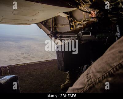 Helmand, Afghanistan - Gennaio 2013: Sparatutto a rampa su un Marines Osprey americano che sorvola Helmand Foto Stock