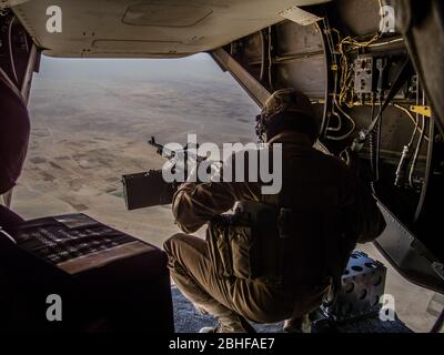 Helmand, Afghanistan - Gennaio 2013: Sparatutto a rampa su un Marines Osprey americano che sorvola Helmand Foto Stock