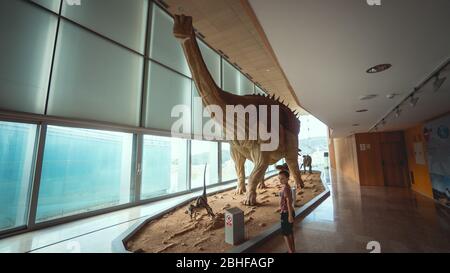 12 ottobre 2017, Cuenca, Spagna: Una replica di un dinosauro Patagotitan mayorum Diplodocus del Museo Paleontologico dei Dinosauri di Castilla-la Mancha Foto Stock