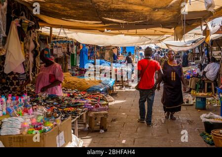 Mercato con la gente il mercato Albert a Banjul, il Gambia. Foto Stock