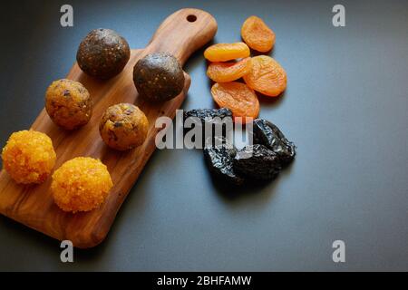 Palle vegetariane di energia dolce. Albicocche secche, prugne, datteri, noci e semi crudi. Foto Stock