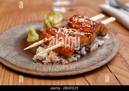 Anguilla unagi fritta con salsa barbecue e primo piano riso Foto Stock