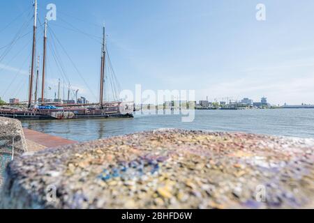 Olanda, 2020 aprile, Amsterdam, scene colorfull al NDSM werf con le sue gru e graviti nel nord di Amsterdam vicino al Ij nel fiume Amste Foto Stock