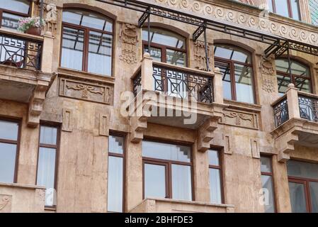 Splendida facciata di un edificio europeo d'epoca per IL CONCETTO DI SOGGIORNO A CASA Foto Stock