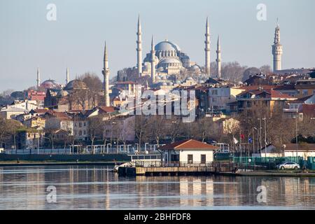 Magnifica vista sul Corno d'Oro e sulla Moschea Suleymaniye e sulla Torre Beyazit sullo sfondo. Foto Stock
