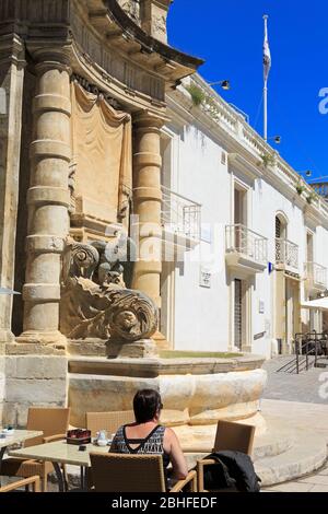 Fontana in Piazza San Giorgio, la Valletta, Malta, Europa Foto Stock