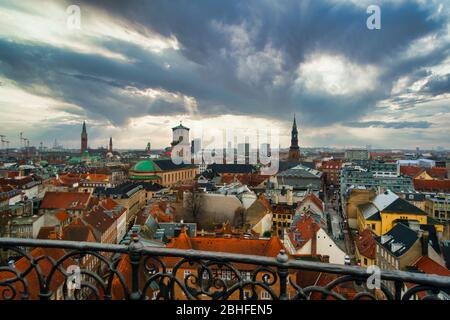 Il paesaggio urbano di Copenaghen è stato girato dalla torre di Christiansborg con torri della chiesa e la città interna visibili. Antenna. Cielo spettacolare con nuvole scure. Nessuna gente Foto Stock