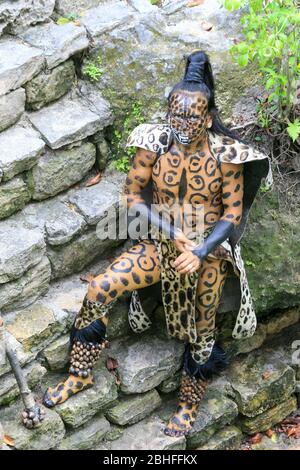 Un adolescente in costume da guerriero nativo che si esibisce al centro di intrattenimento Mexico Xcaret Mexico / Xcaret 04.27. 2010 15:02 Messico Foto Stock