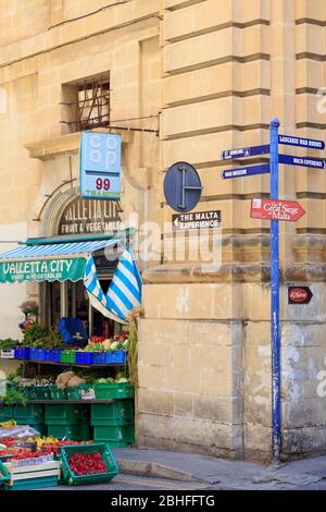 Fornitore di frutta, Merchant's Street, Valletta, Malta, Europa Foto Stock