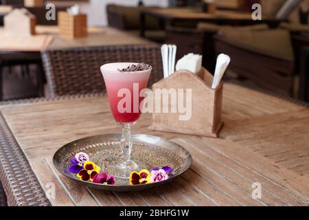 Cocktail rosso con crema e cioccolato da asare sul tavolo del ristorante Foto Stock