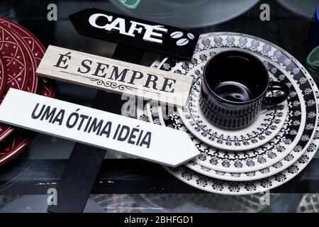 Minas Gerais, MG / Brasile - 24 aprile 2020: Divertente segno motivazionale sul caffè Foto Stock