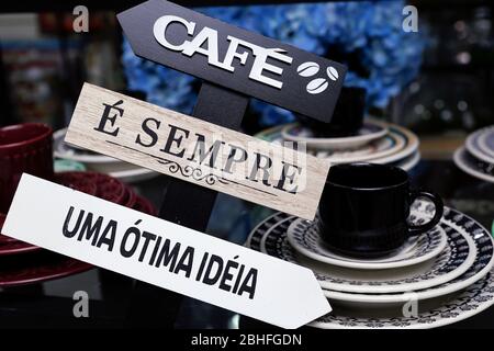 Minas Gerais, MG / Brasile - 24 aprile 2020: Divertente segno motivazionale sul caffè Foto Stock