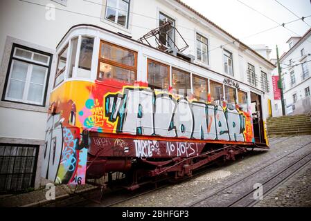 1° marzo 2017. Lisbona, Portogallo: Vista sulla funivia del tram Bica e sulla funicolare Gloria di Lisbona. Vista laterale funicolare. Foto Stock