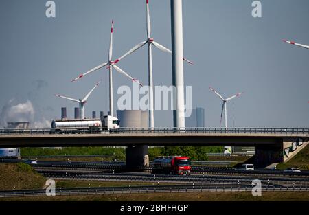 Incrocio autostradale di Jackerath, autostrade A44 e A61, nella zona mineraria di lignite renish, parco eolico, NRW, Germania, Foto Stock