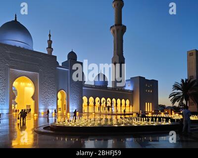 Abu Dhabi Sheik Zayed Grande Moschea | architettura islamica | situato nella capitale degli Emirati Arabi Uniti | attrazione turistica | Ramadan, Eid Foto Stock