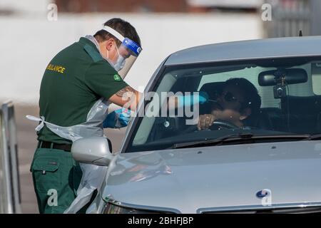 Un uomo viene inghiottito per un test di coronavirus a un drive attraverso la stazione di test presso lo stadio Ashton Gate a Bristol, Regno Unito Foto Stock