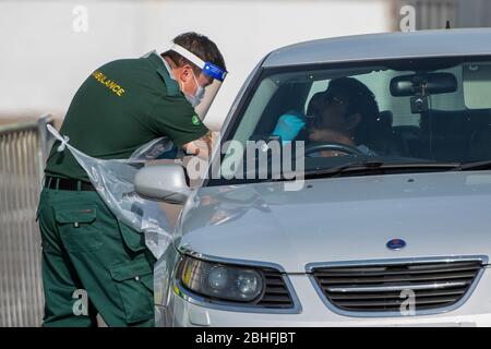 Un uomo viene inghiottito per un test di coronavirus a un drive attraverso la stazione di test presso lo stadio Ashton Gate a Bristol, Regno Unito Foto Stock