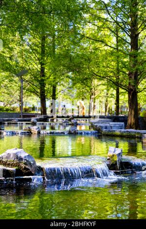 Fontana con cascata al Jubilee Park a Canary Wharf, Londra, Regno Unito Foto Stock