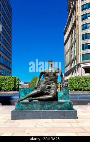 'Stupred Seared Woman' (1957-58) di Henry Moore, Canary Wharf, Londra, Regno Unito Foto Stock