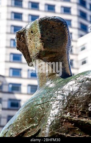 'Stupred Seared Woman' (1957-58) di Henry Moore, Canary Wharf, Londra, Regno Unito Foto Stock