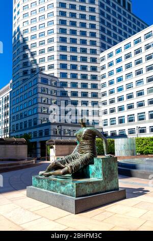 'Stupred Seared Woman' (1957-58) di Henry Moore, Canary Wharf, Londra, Regno Unito Foto Stock