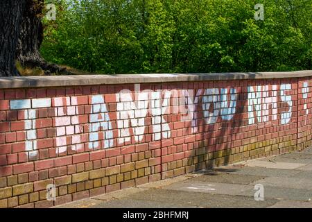 Segno disegnato a mano sul muro di mattoni, in gratitudine a tutti i NHS e i keyworkers di varie professioni che stanno lavorando durante la pandemia di Coronavirus. Foto Stock