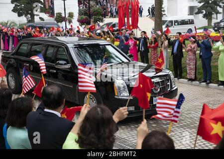 Hanoi, Vietnam. 27 febbraio 2019. Una folla ondeggia bandiere degli Stati Uniti e vietnamite come il presidente Donald J. TrumpÕs Motorcade dall'Ufficio del Governo Mercoledì, 27 febbraio 2019, ad Hanoi, dopo gli incontri con Nguyen Xuan Phuc, primo ministro della Repubblica socialista del Vietnam popolo: Presidente Donald Trump Credit: Storms Media Group/Alamy Live News Foto Stock