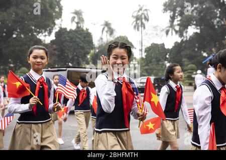 Hanoi, Vietnam. 26 febbraio 2019. Il Presidente Donald J. Trump è accolto da bambini con bandiere e guardie d'onore al Palazzo Presidenziale mercoledì 27 febbraio 2019, ad Hanoi. Persone: Presidente Donald Trump Credit: Storms Media Group/Alamy Live News Foto Stock