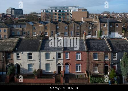 Terrazze vittoriane abitazioni a schiera Hammersmith Skyline Godolphin e Latymer School, Iffey Road, Londra W6 Foto Stock