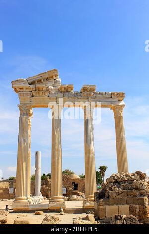 Le rovine dei templi di Apollo e Atene in Side. Il secondo secolo d.C. Il famoso monumento architettonico di Side, Turchia. Foto Stock