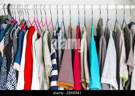 Abbigliamento da uomo e da donna su staffe in silicone nell'armadio. Le stesse spalle. Organizzazione di storage. Ordine e pulizia. Quarantena, se Foto Stock