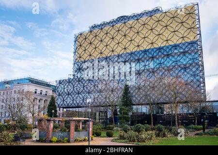 Biblioteca di Birmingham dai Giardini del Centro Citta', Birmingham, West Midlands, Inghilterra, GB, Regno Unito Foto Stock