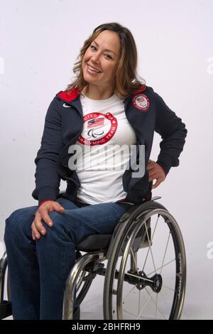 Alana Nichols, giocatore di basket Paralimpico, si pone in sedia a rotelle durante il Team USA Media Summit di Dallas, Texas, in anticipo rispetto alle Olimpiadi di Londra del 2012. 14 maggio 2012 ©Bob Daemmrich Foto Stock