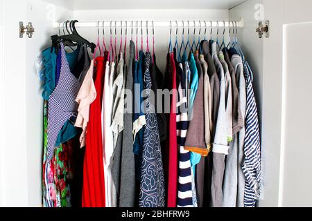Abbigliamento da uomo e da donna su staffe in silicone nell'armadio. Le stesse spalle. Organizzazione di storage. Ordine e pulizia. Quarantena, se Foto Stock