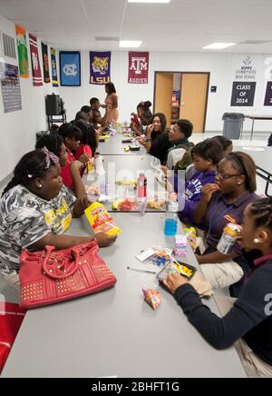 Houston, Texas 2012 giugno: Gruppi di studenti interagiscono durante il pranzo in una scuola pubblica charter. ©Marjorie Kamys Cotera/Daemmrich Photography Foto Stock