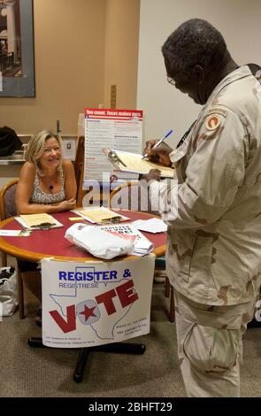 Austin Texas USA, gennaio 2012: Veterano militare degli Stati Uniti in pensione completa il cambio di indirizzo modulo in uno stand di registrazione per votare durante una fiera del lavoro al palazzo del Campidoglio del Texas. ©Marjorie Kamys Cotera/Daemmrich Photography Foto Stock