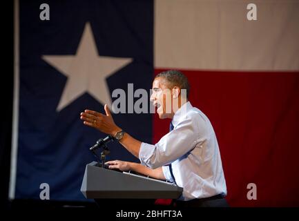 Austin Texas USA, luglio 17 2012: USA Il presidente Barack Obama fa una sosta per la campagna in Texas martedì sera presso la Austin Music Hall, raccontando ai sostenitori dei suoi risultati, mentre sbattono le politiche di immigrazione del rivale Mitt Romney che egli ritiene sarebbe negativo per il paese. ©Bob Daemmrich Foto Stock
