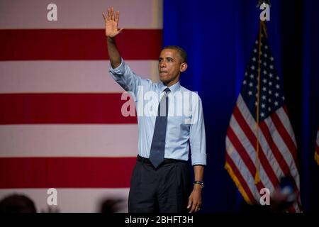 Austin Texas USA, luglio 17 2012: USA Il presidente Barack Obama fa una sosta per la campagna in Texas martedì sera presso la Austin Music Hall, raccontando ai sostenitori dei suoi risultati, mentre sbattono le politiche di immigrazione del rivale Mitt Romney che egli ritiene sarebbe negativo per il paese. ©Bob Daemmrich Foto Stock