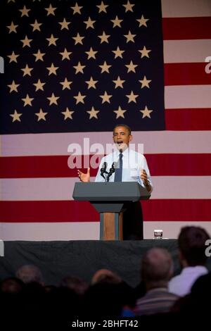 Austin Texas USA, luglio 17 2012: USA Il presidente Barack Obama fa una sosta per la campagna in Texas martedì sera presso la Austin Music Hall, raccontando ai sostenitori dei suoi risultati, mentre sbattono le politiche di immigrazione del rivale Mitt Romney che egli ritiene sarebbe negativo per il paese. ©Bob Daemmrich Foto Stock