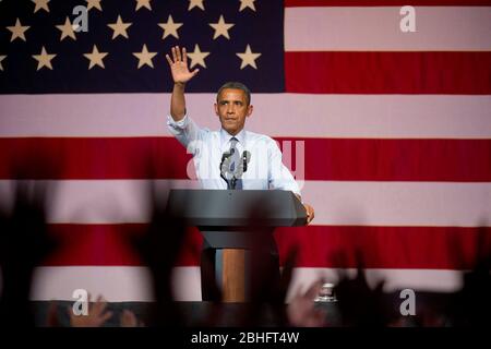 Austin Texas USA, luglio 17 2012: USA Il presidente Barack Obama fa una sosta per la campagna in Texas martedì sera presso la Austin Music Hall, raccontando ai sostenitori dei suoi risultati, mentre sbattono le politiche di immigrazione del rivale Mitt Romney che egli ritiene sarebbe negativo per il paese. ©Bob Daemmrich Foto Stock
