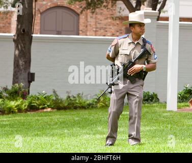 Austin, Texas USA, 18 luglio 2012: Ufficiale presso il Texas Department of Public Safety trasporta armi di grandi dimensioni mentre è in servizio presso la tenuta del Texas Governor's Mansion Grounds. ©Marjorie Kamys Cotera/Daemmrich Photography Foto Stock