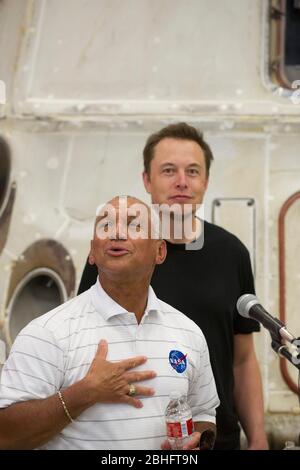 McGregor, Texas USA, 13 giugno 2012: L'amministratore della NASA Charles Bolden, a sinistra, e l'amministratore delegato di SpaceX e il progettista capo Elon Musk rispondono alle domande sulla navicella privata Dragon che è tornata sulla terra il 31st maggio dopo aver consegnato le forniture alla Stazione spaziale Internazionale. ©Bob Daemmrich Foto Stock