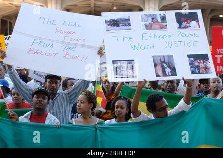 Austin, Texas USA, 10 novembre 2005: Dimostranti pro-democrazia denunciano recenti disordini civili in Etiopia con una marcia al Federal Building nel centro di Austin. Circa 250 persone si sono arenate al presidente George W. Bush per aver sostenuto il governo del primo ministro Meles Zenawi. ©Bob Daemmrich Foto Stock