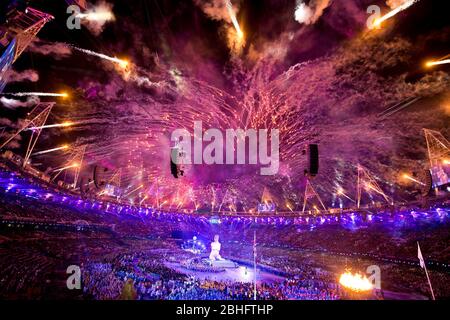 Londra Inghilterra, 2012 agosto: I fuochi d'artificio esplodono sullo Stadio Olimpico del Queen Elizabeth Olympic Park di Stratford durante le cerimonie di apertura dei Giochi Paralimpici di Londra del 2012. ©Bob Daemmrich Foto Stock