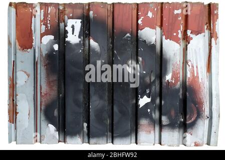 verniciatura rossa, tracce di vernice nera, lamiera profilata sporca, su fondo bianco. Isolato Foto Stock