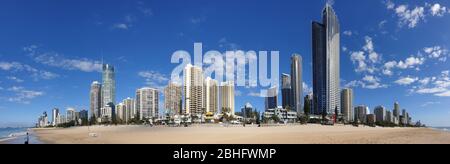 Surfers Paradise, Australia - 23 aprile 2020: Surfers Paradise spiaggia vuota panorama, nessuna gente su fama mondiale e iconica spiaggia turistica destinazione Foto Stock