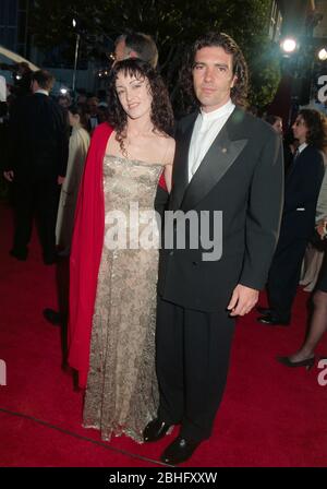 LOS ANGELES, CA. c.A.1994: Attore Antonio Banderas e moglie Ana Leza. Foto file © Paul Smith/Featureflash Foto Stock