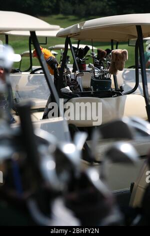 mazze da golf in borsa con copriporta-driver sui carrelli da golf Foto Stock