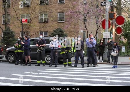 New York, New York, Stati Uniti. 25 Aprile 2020. Gli operatori sanitari sono onorati da residenti, polizia e vigili del fuoco di fronte al Mount Sinai Hospital di Manhattan a New York City, USA. New York City è l'epicentro del Coronavirus pandemic Credit: William Volcov/ZUMA Wire/Alamy Live News Foto Stock