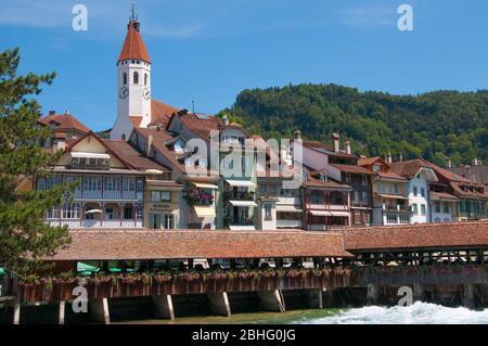 Lungo il fiume Aare a Thun, Canton Berna, Svizzera Foto Stock